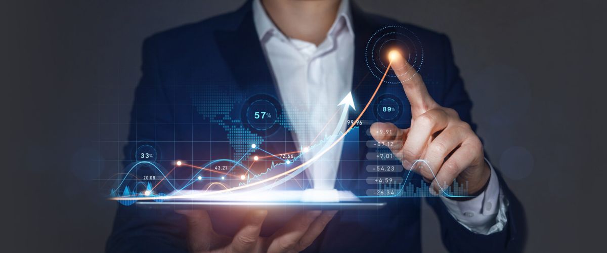 mano de hombre en traje que sujeta una gráfica virtual de estadística ascendente