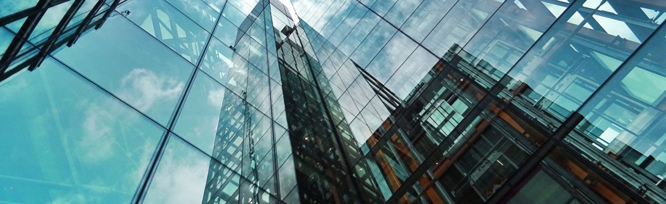 foto contrapicado de cristalera de edificio