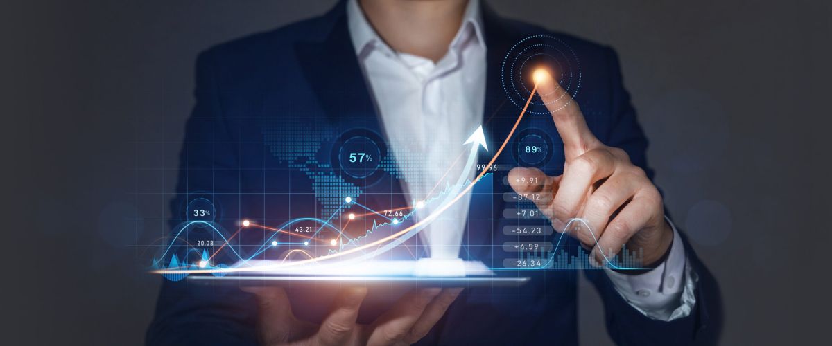 mano de hombre en traje que sujeta una gráfica virtual de estadística ascendente